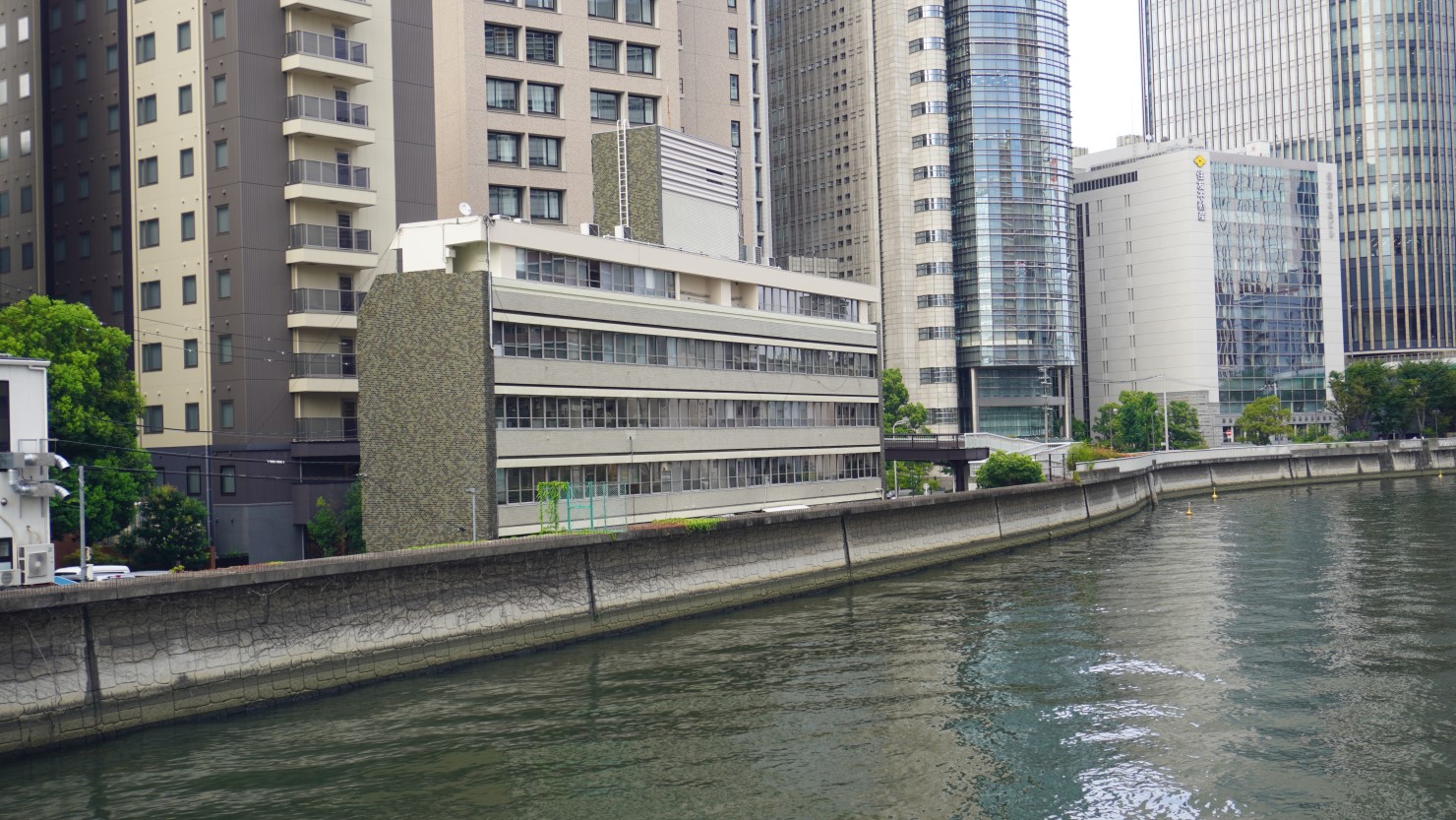 オフィスタワーが連なる中之島には堂島川が流れている。その川沿いに佇むリバーサイドビルディング内にお店あり