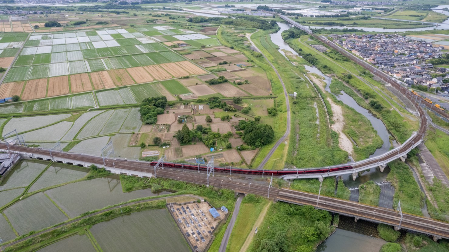 伊勢中川デルタ線を通過する近鉄特急