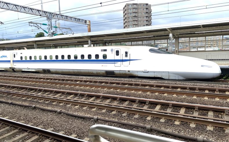 新幹線通勤って実際どうなの？メリット・デメリットや、つらいという噂も検証