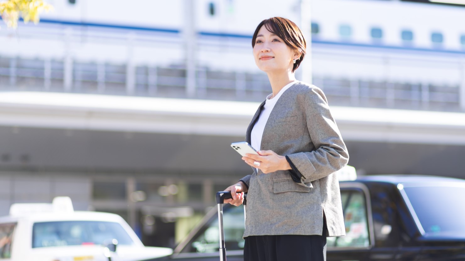 新幹線の乗り場に向かう女性