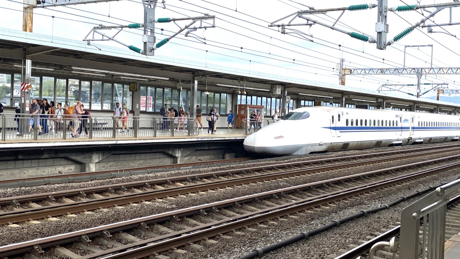 小田原駅に入線する東海道新幹線