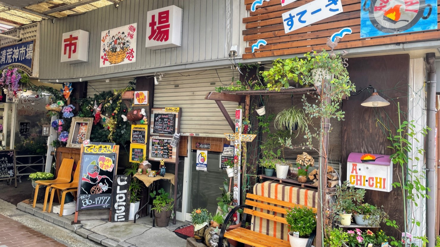 駅前の市場。この奥にも多数の商店が並ぶ