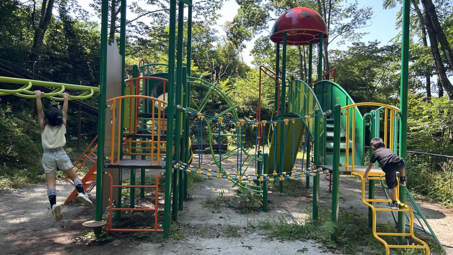 遊具の隣にはロング滑り台もある