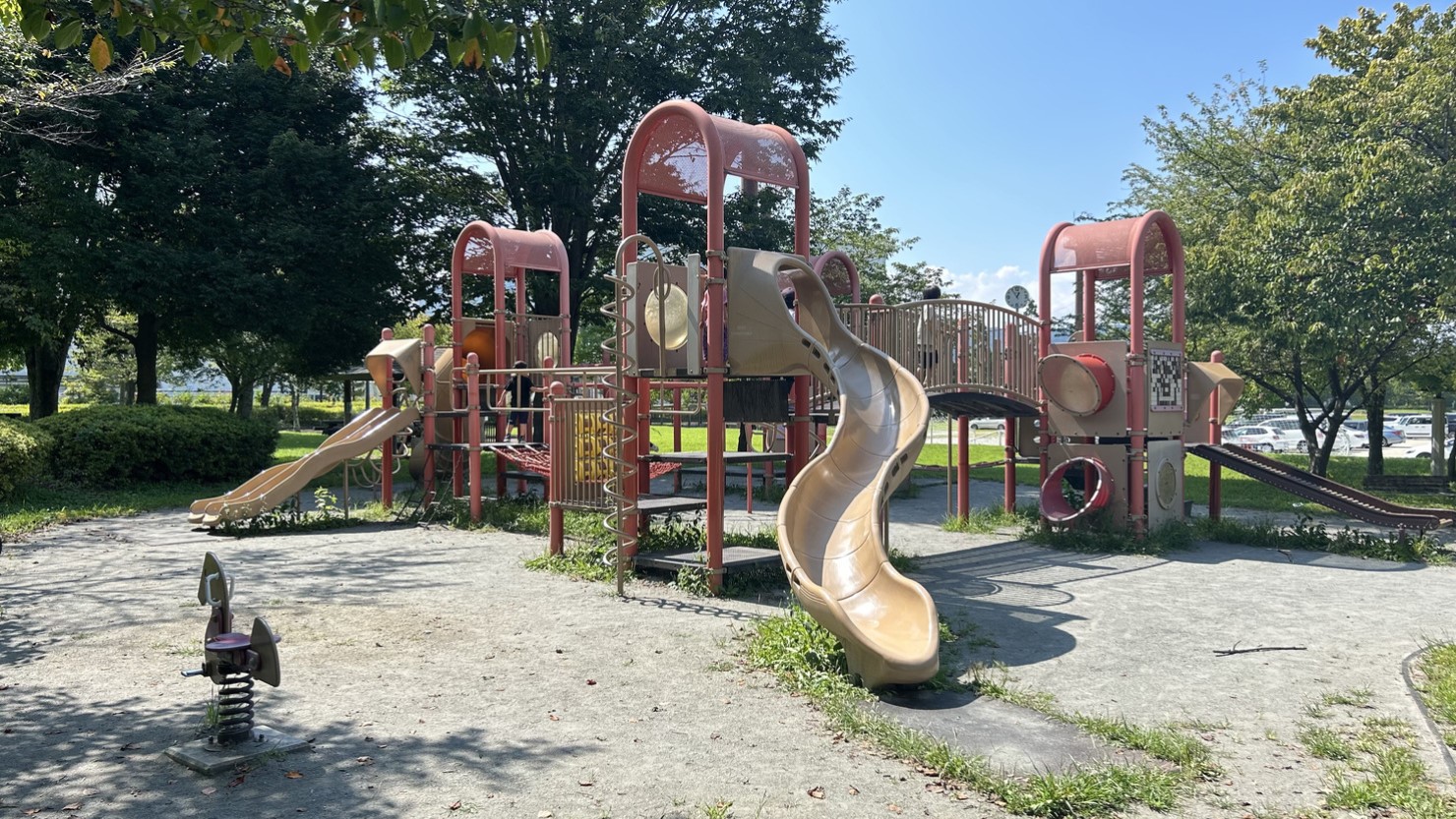 諏訪中央公園には大きな遊具がある