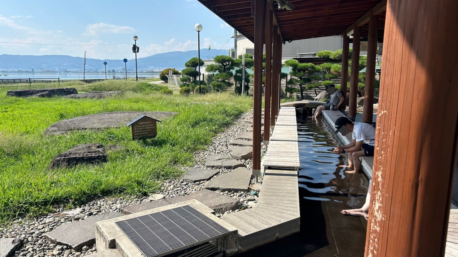 諏訪湖を眺めながら入れる足湯