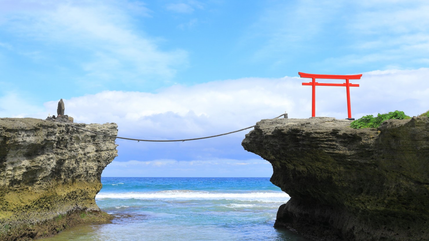 海と山が調合する街
