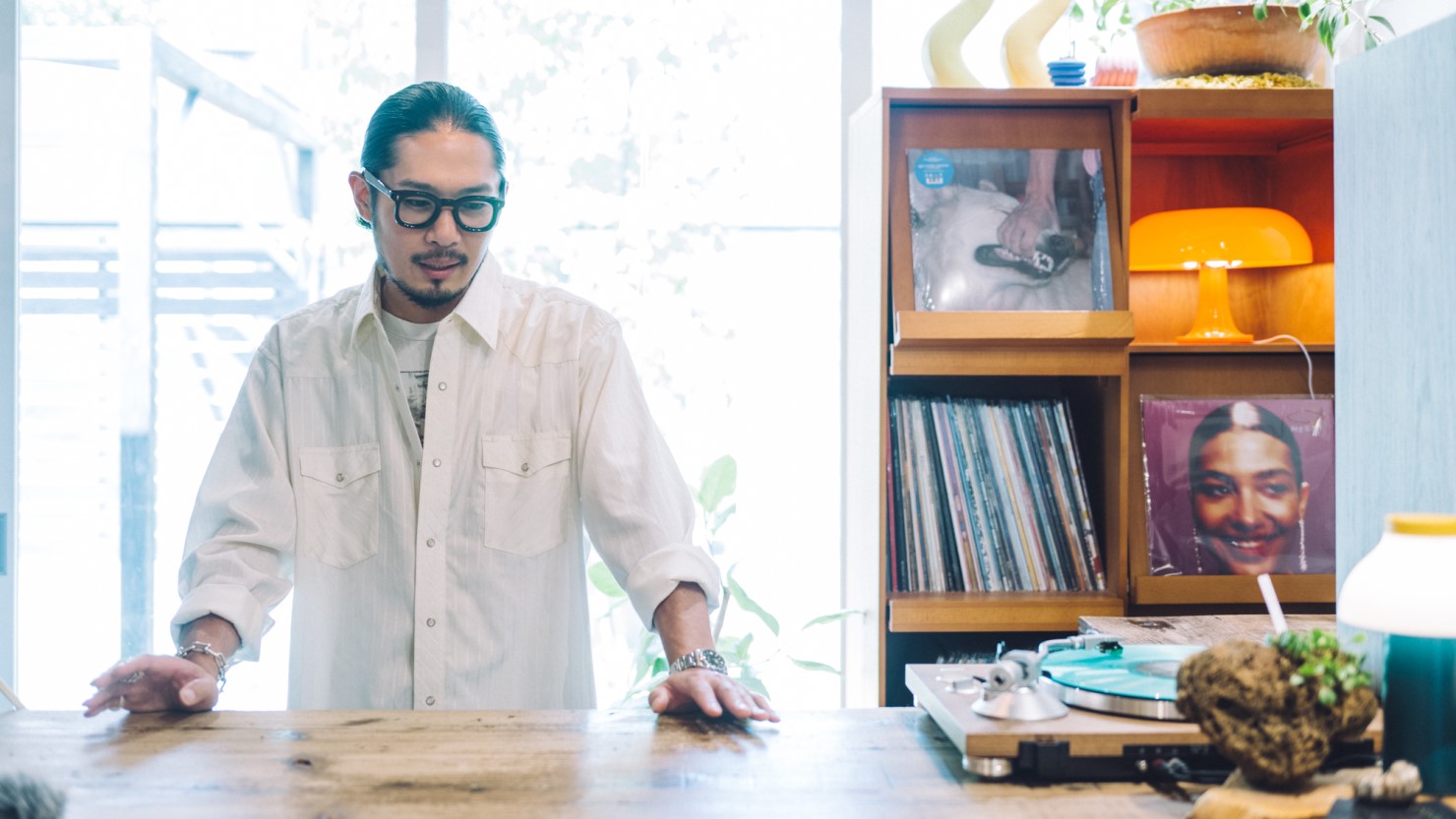 店主の飯田隆さん。この日レコードから流れていたのはChuck Senrickの「Dreamin’」