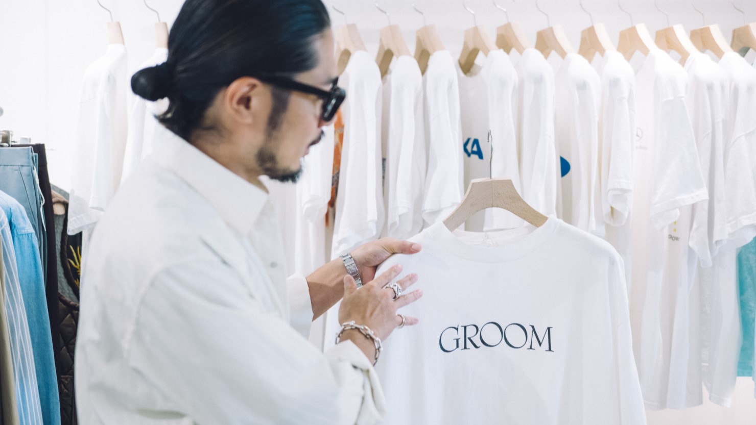 店主のイチオシその①　“新郎”Tシャツ（13,900円）