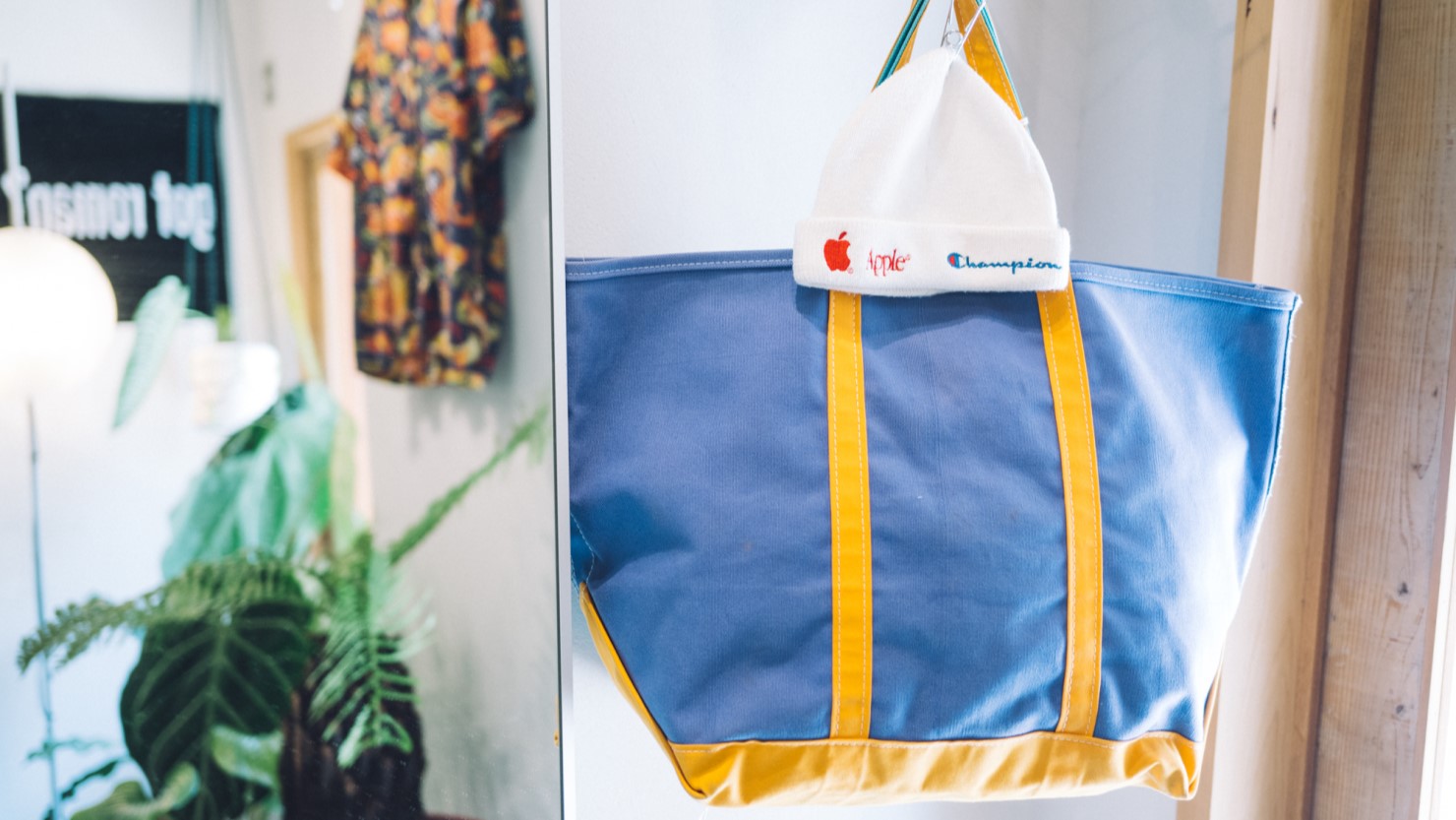 店主のイチオシその③　Appleとチャンピオンのロゴが横並びするニットキャップ（13,900円）