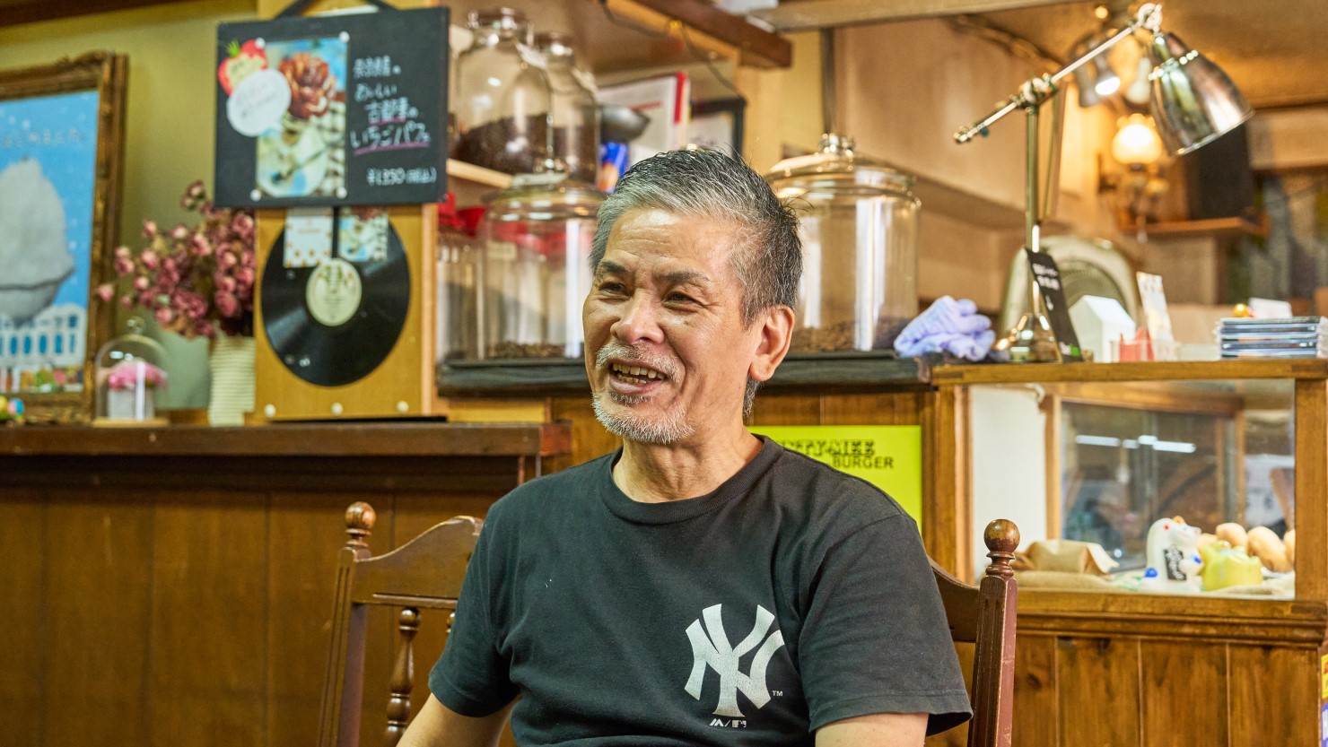 生まれも育ちも八尾という勝浦宏祐さん。調理は勝浦さん、接客は奥様が担当しながら二人三脚でお店を営んでいます