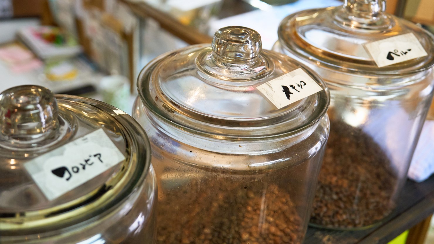 6種類から選べるコーヒー豆は無農薬栽培のものを中心に、豆の特徴に合わせて焙煎しています