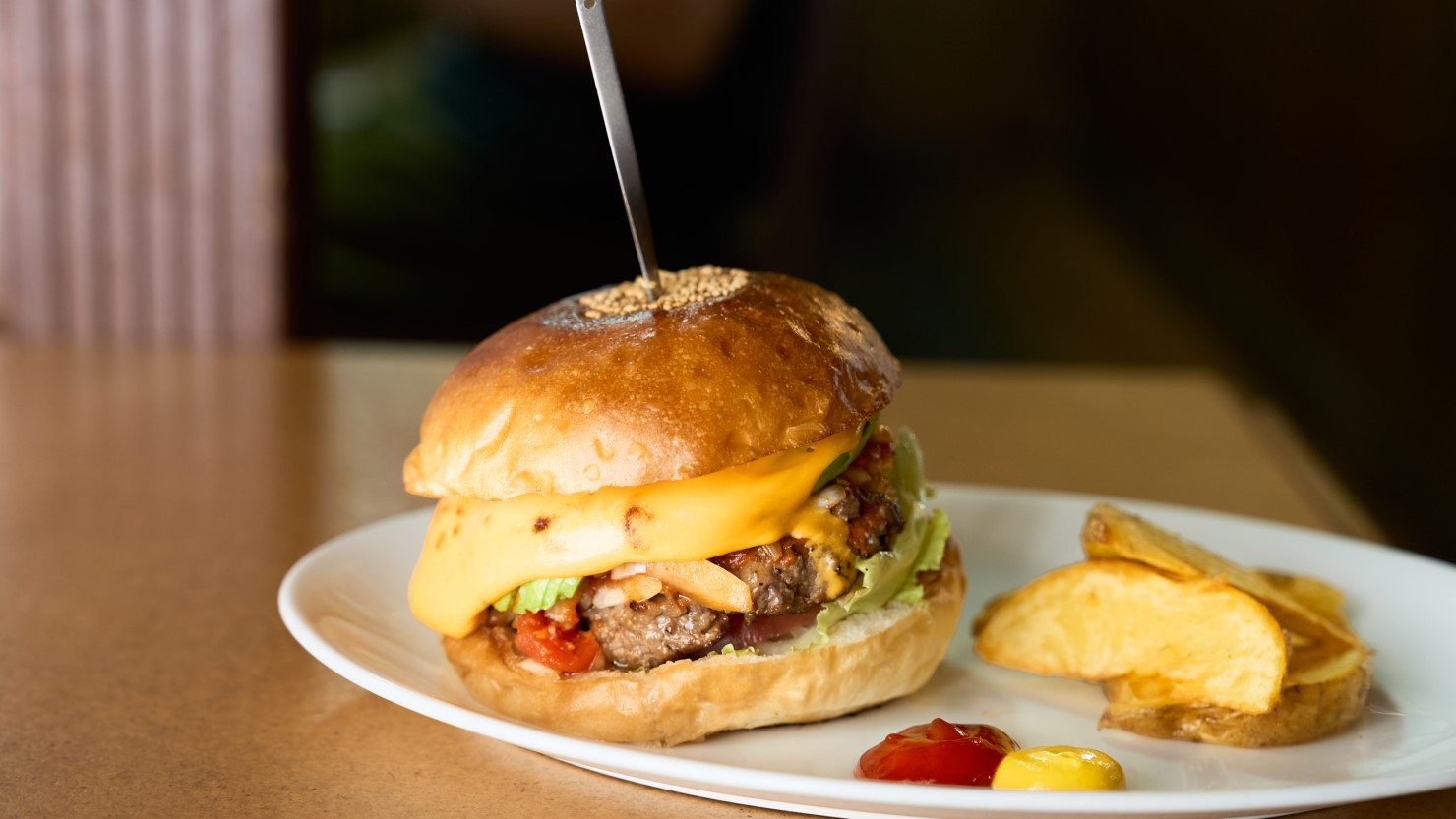 自家製サルサソースが絶品のアボカドチーズサルサバーガー1,370円。好きなハンバーガーに＋250円でドリンクとサラダ、＋400円で自家製シロップソーダとサラダが付くセットがお得