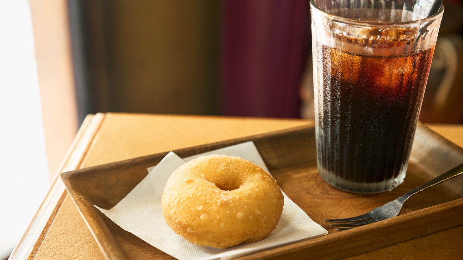 ドーナツ150円、アイスコーヒー400円。ドーナツはテイクアウトできるので手土産にもおすすめ