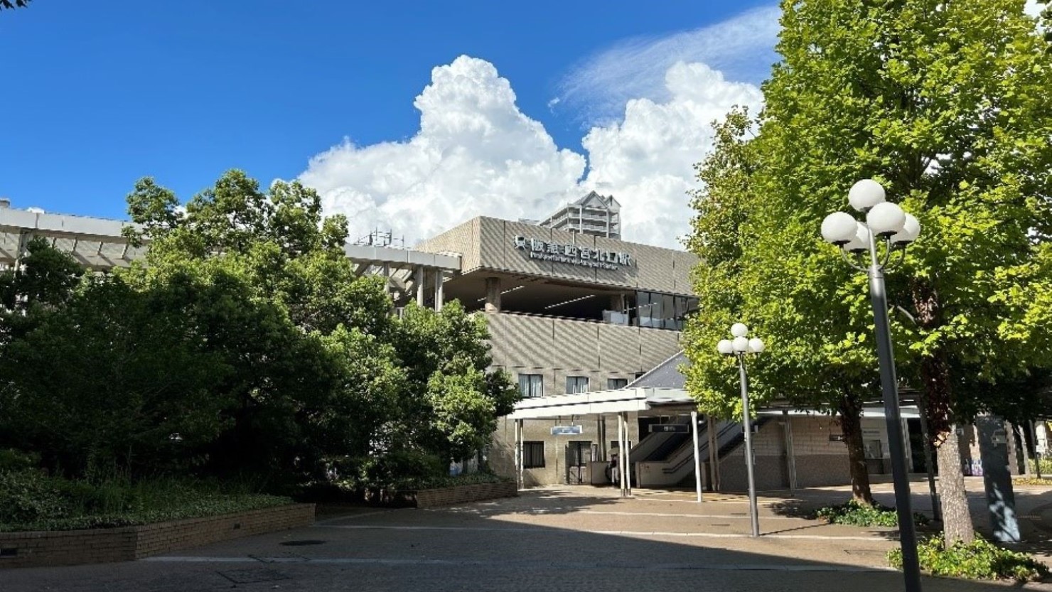 阪急西宮北口駅前　緑豊かな駅前ロータリー