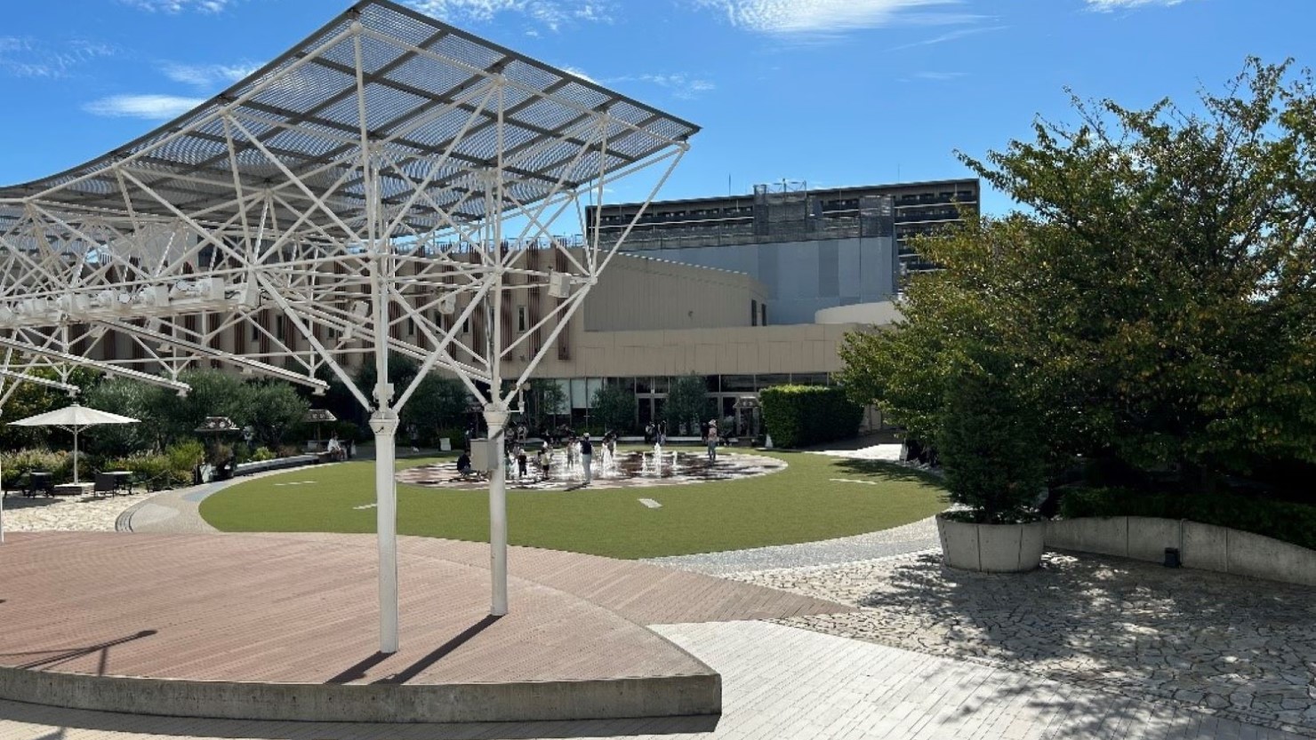 阪急西宮ガーデンズの屋上　噴水で水遊びができる