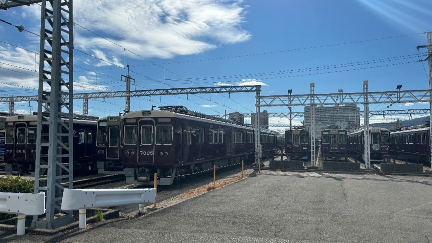 阪急電車の車庫　たくさんの電車が並ぶ