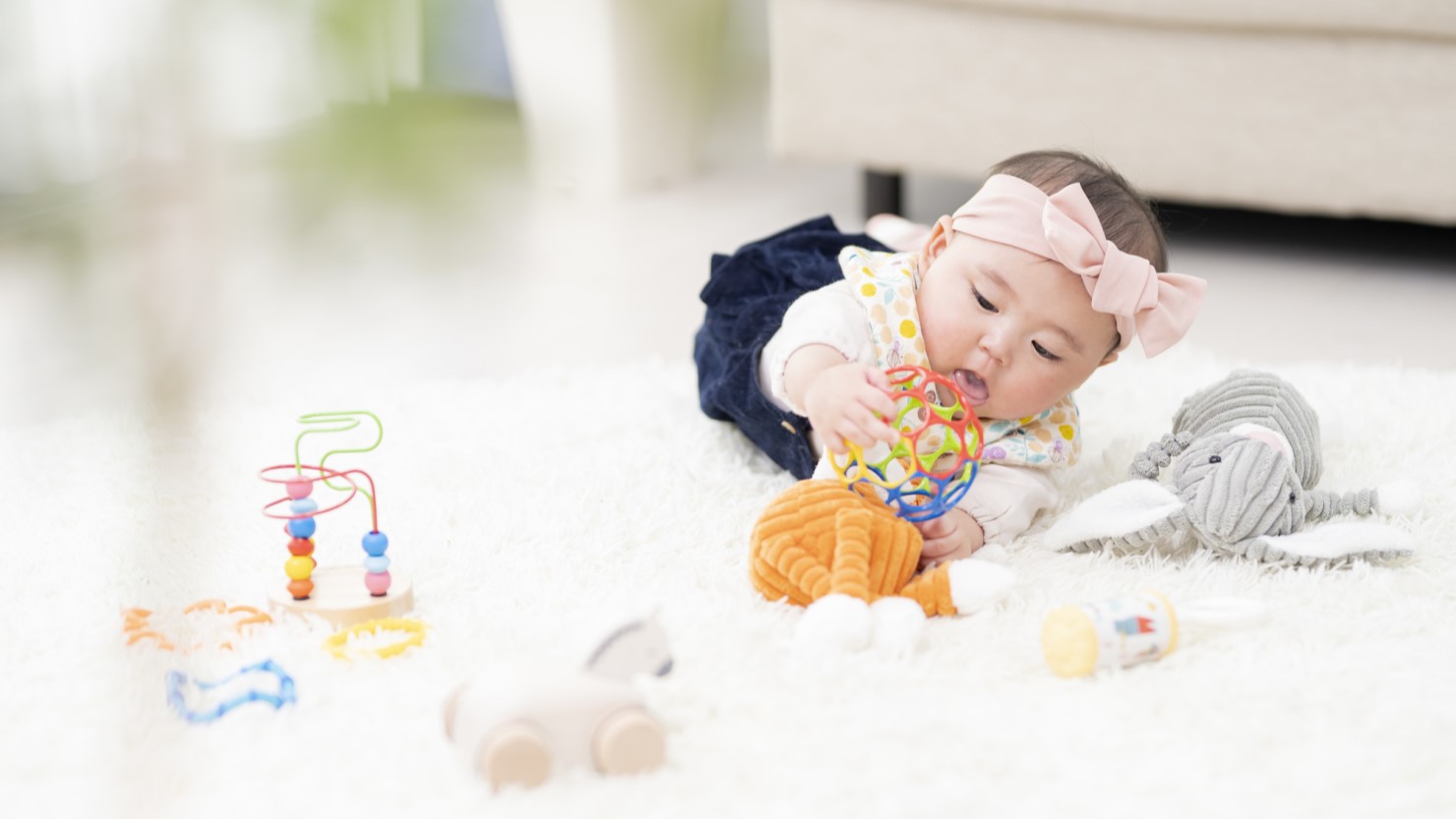 リビングで遊ぶ赤ちゃん