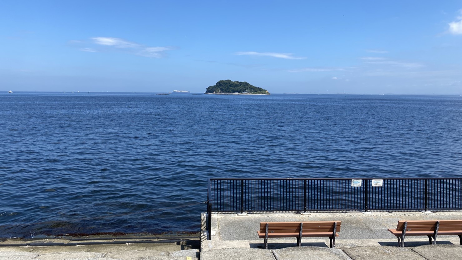 うみかぜ公園から見た猿島