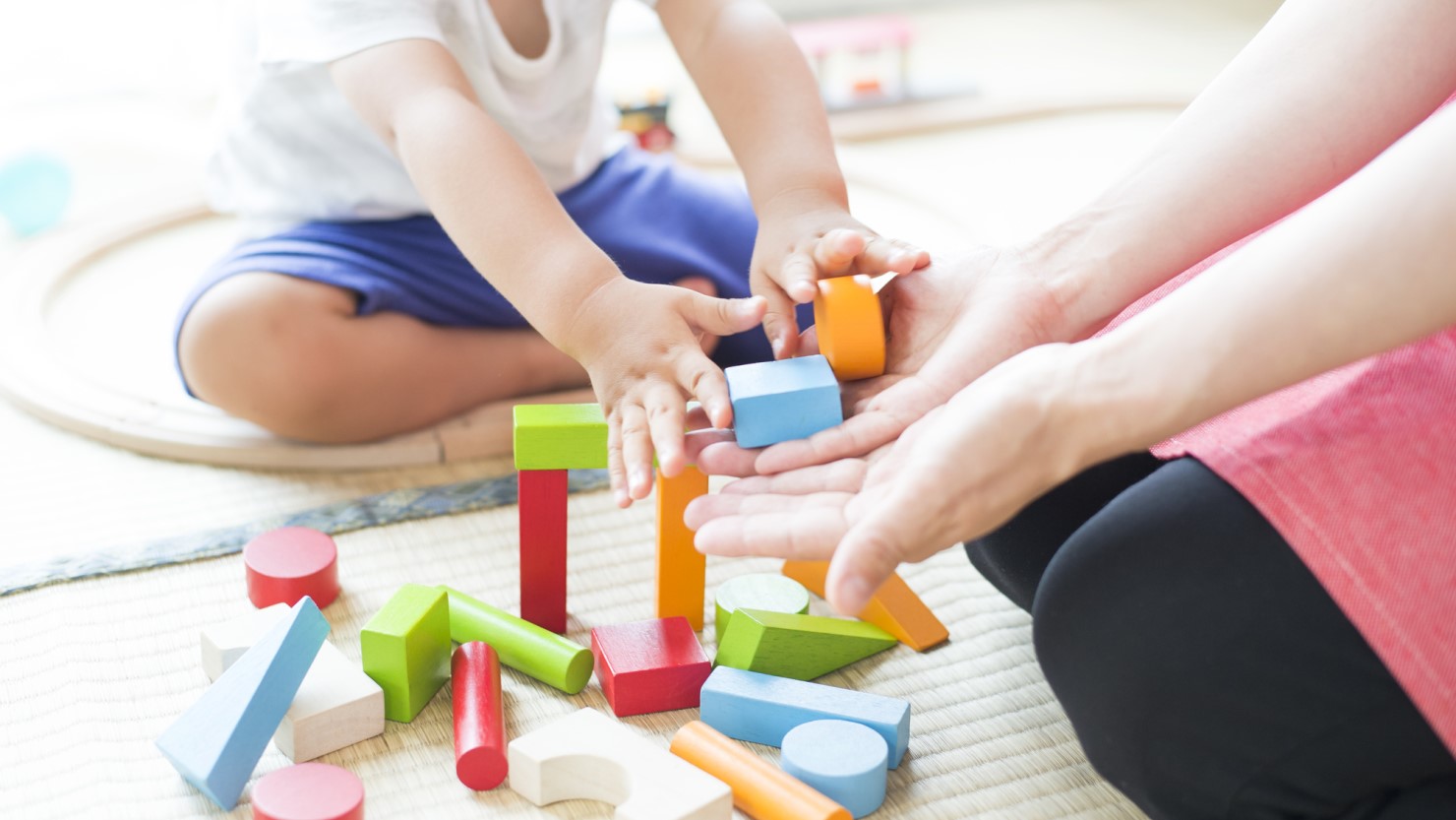 保育園で積み木を楽しむ様子