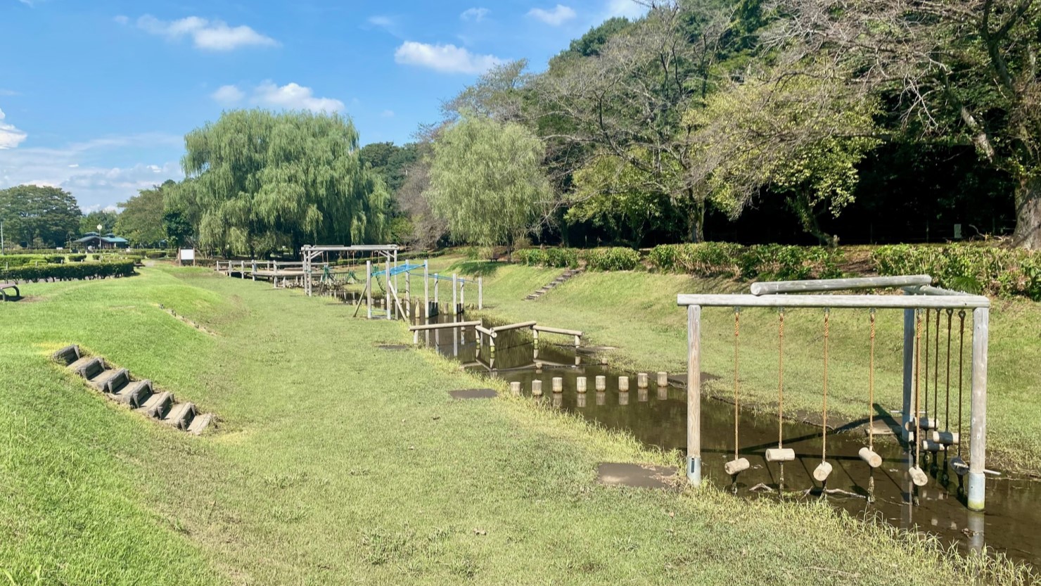 水上アスレチックのある小山総合公園