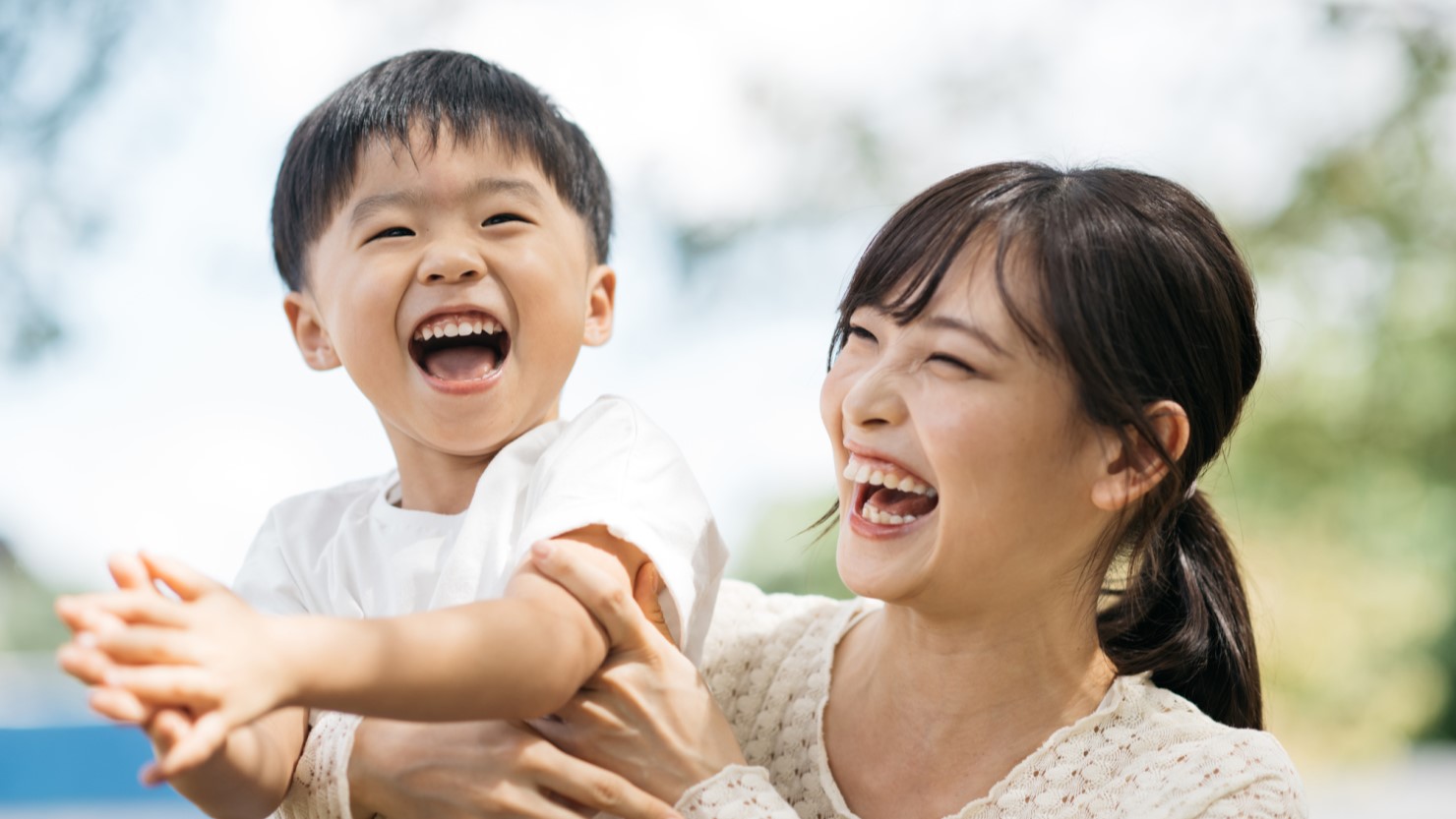 公園で遊ぶ親子