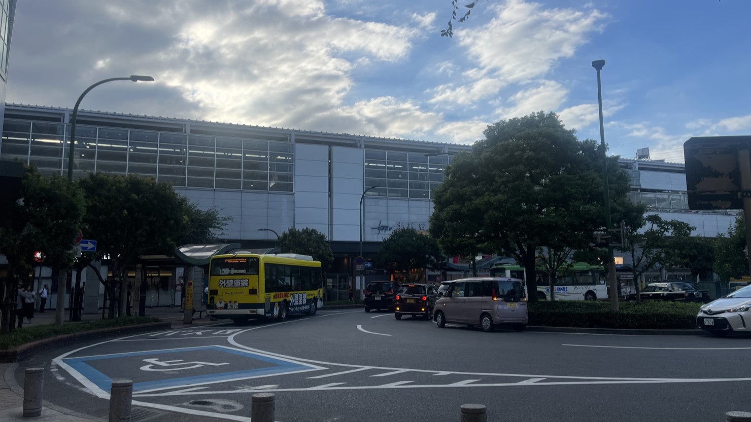 北越谷駅東口にあるロータリーの様子