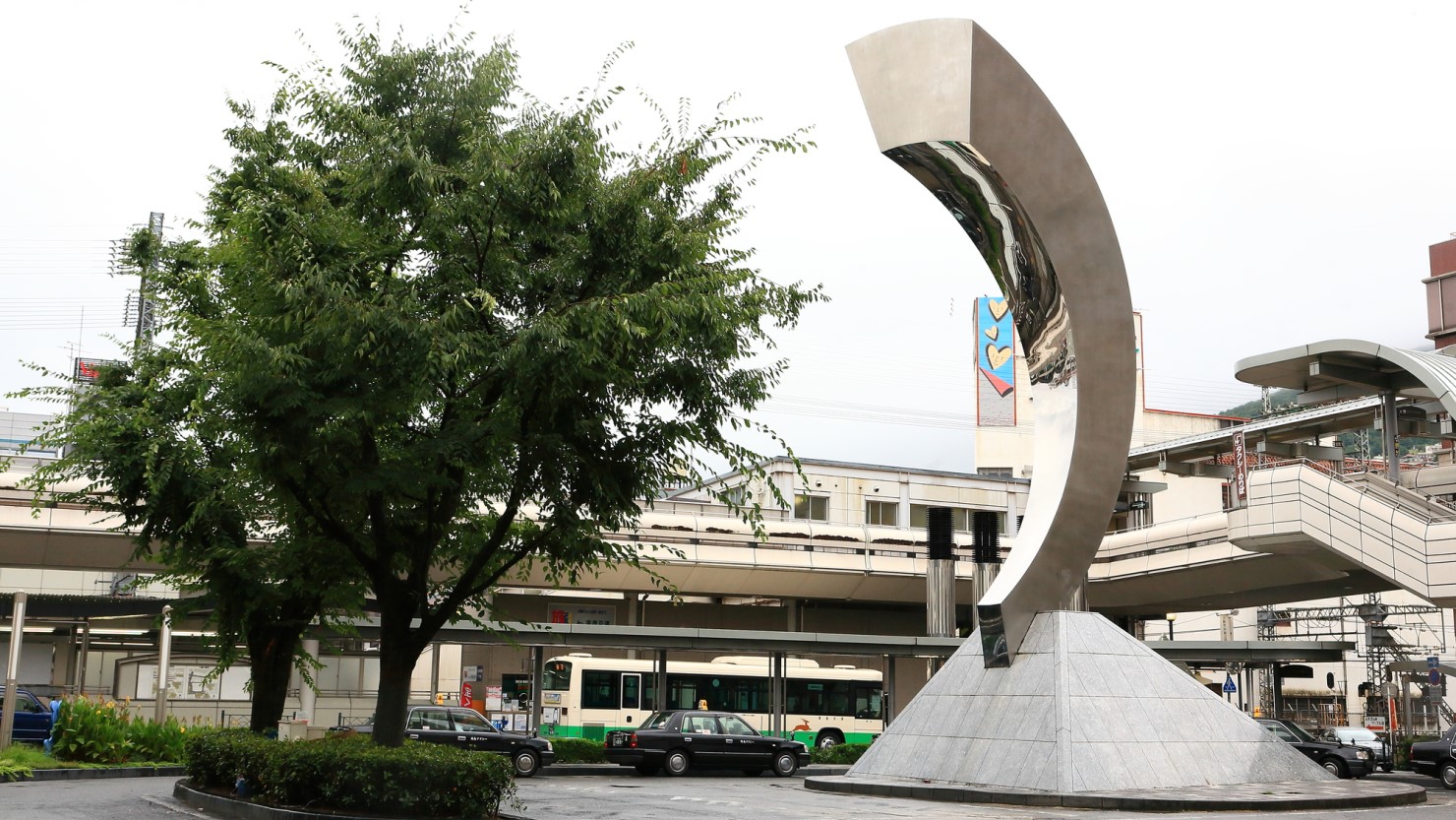 近鉄生駒駅前の広場の様子