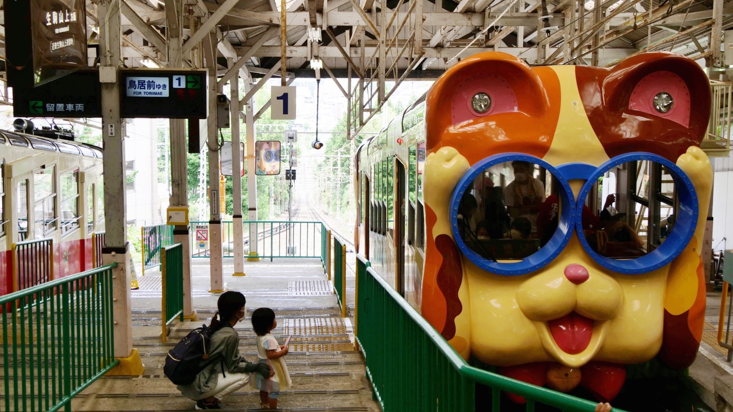 近鉄生駒ケーブルを走るケーブルカーは、犬や猫、ケーキなどかわいい車体が走ります。こちらは猫の「ミケ」