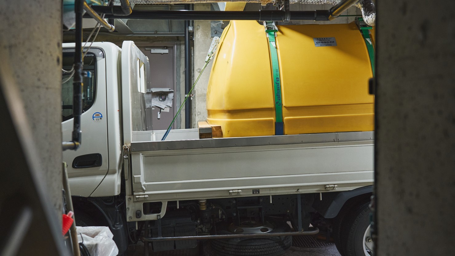 裏口には、お湯を運搬するトラックがスタンバイしている