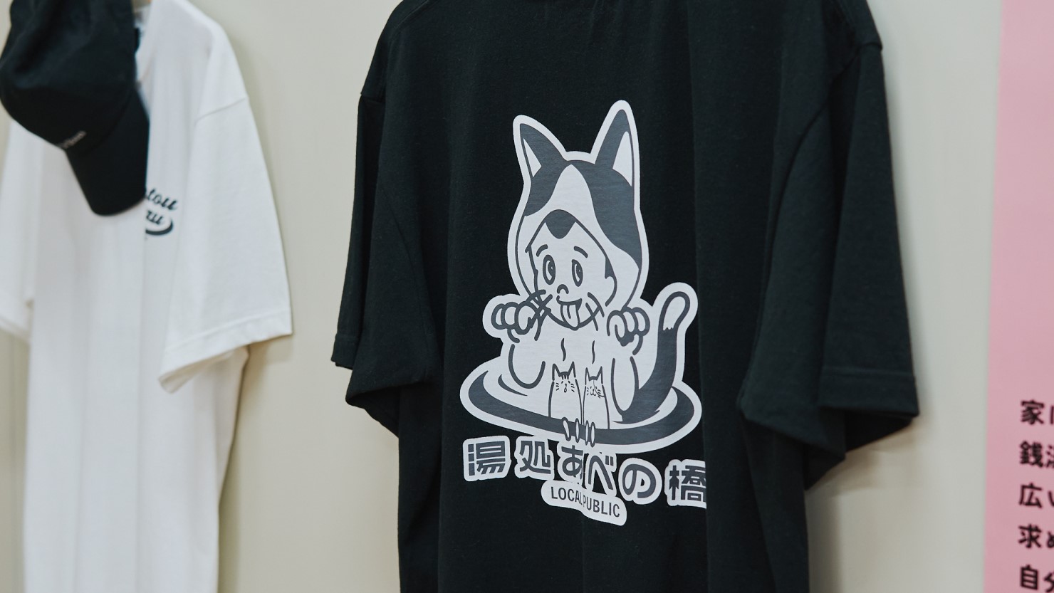 森家の飼い猫・コハクが主役のオリジナルTシャツ（4,000円 ）は黒と白の2種類あり！