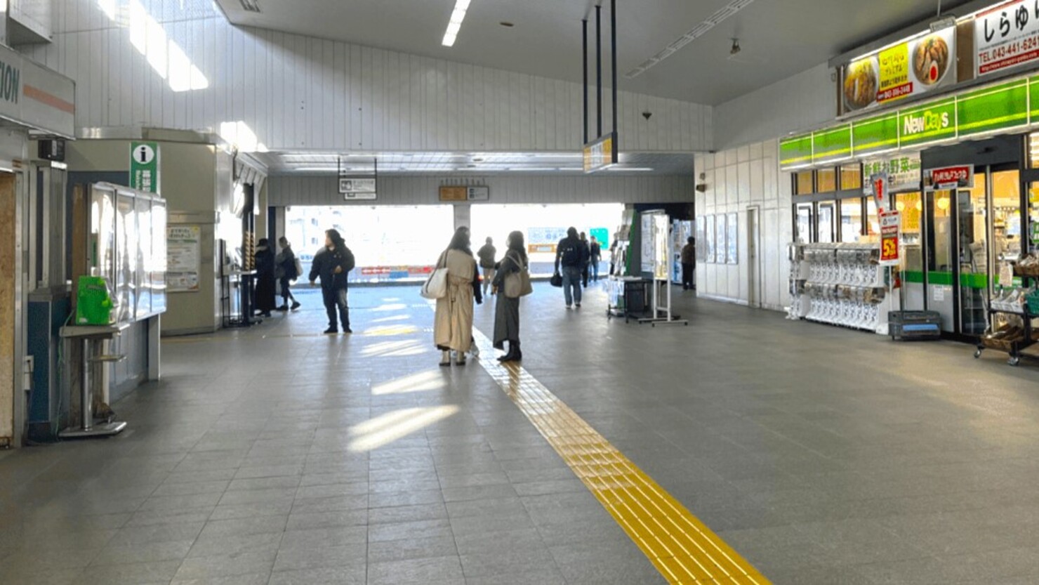 JR幕張駅構内 ⓒPAL