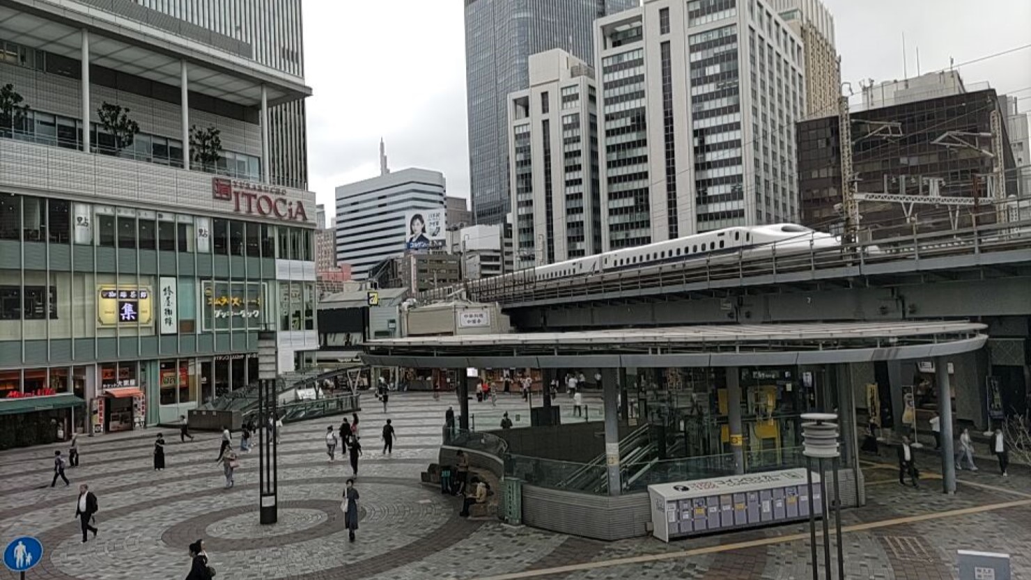 有楽町駅の中央口前広場