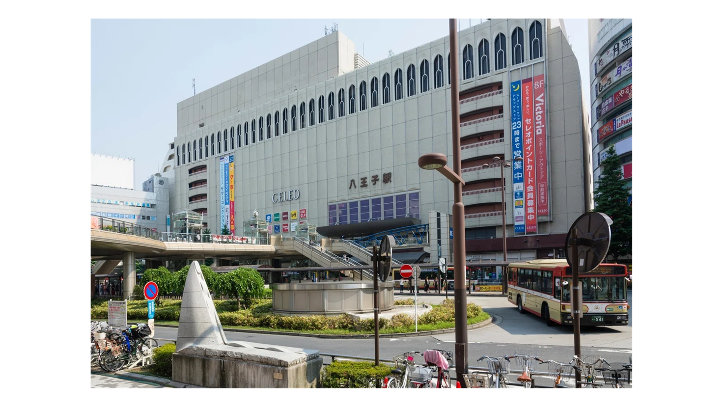 テレビの気象中継などでもおなじみの八王子駅前