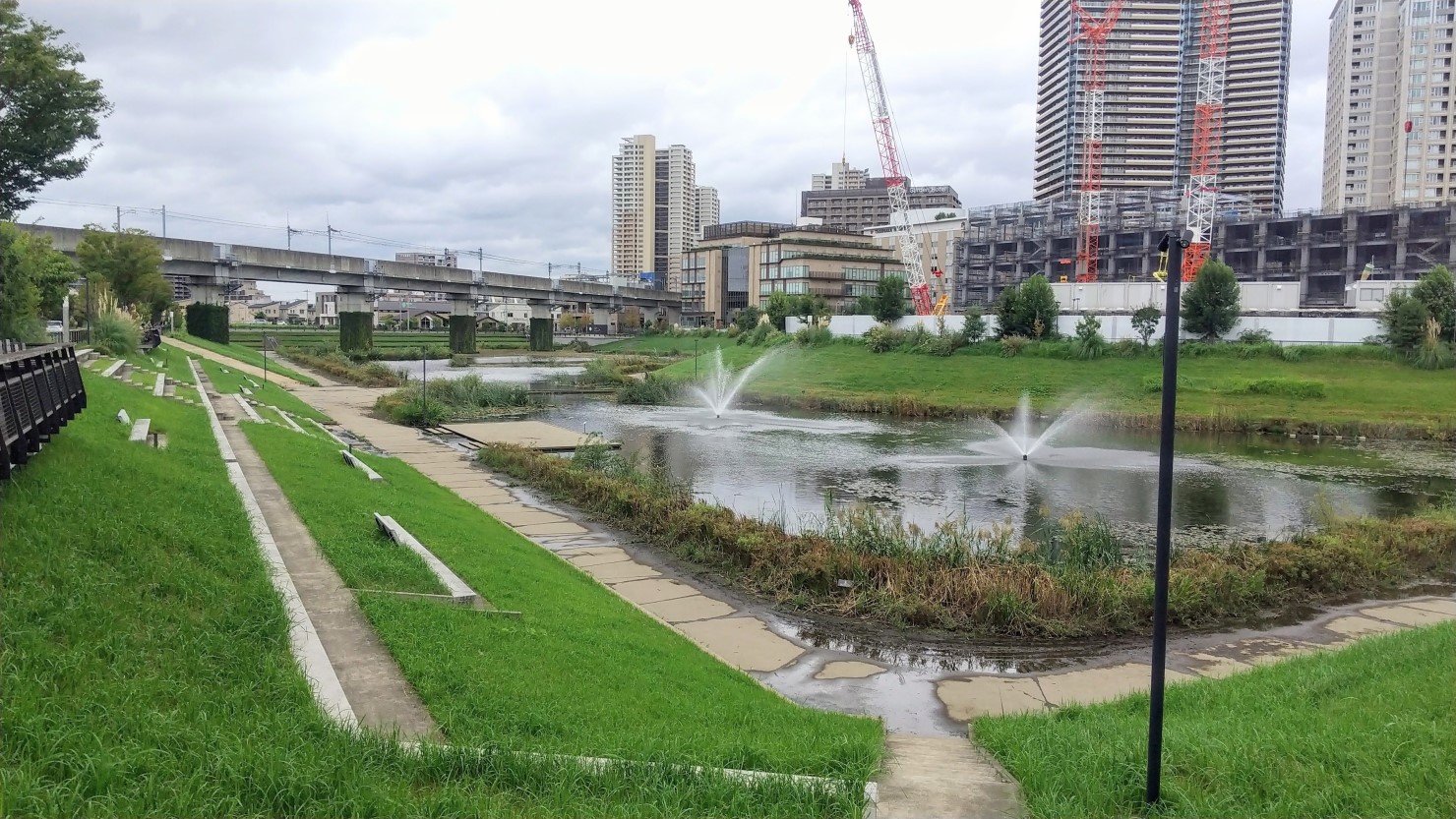 柏の葉アクアテラスの歩道