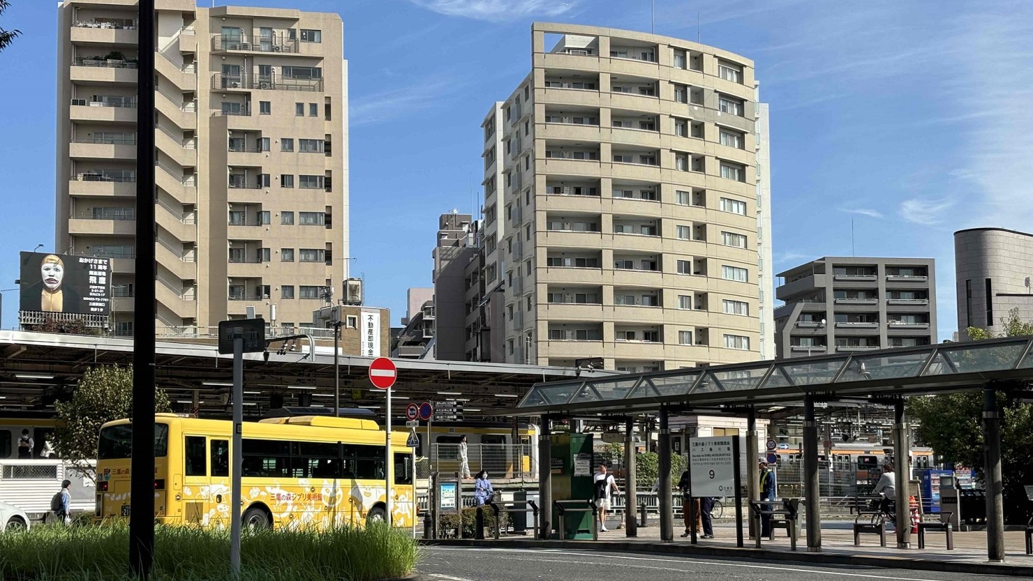 三鷹駅前を走るジブリ美術館行きの黄色いバス。