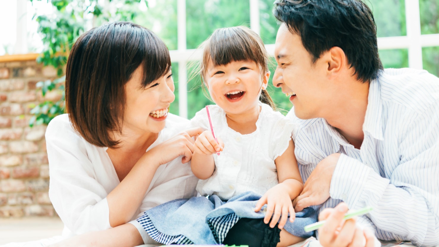 家族でくつろいでいるイメージ