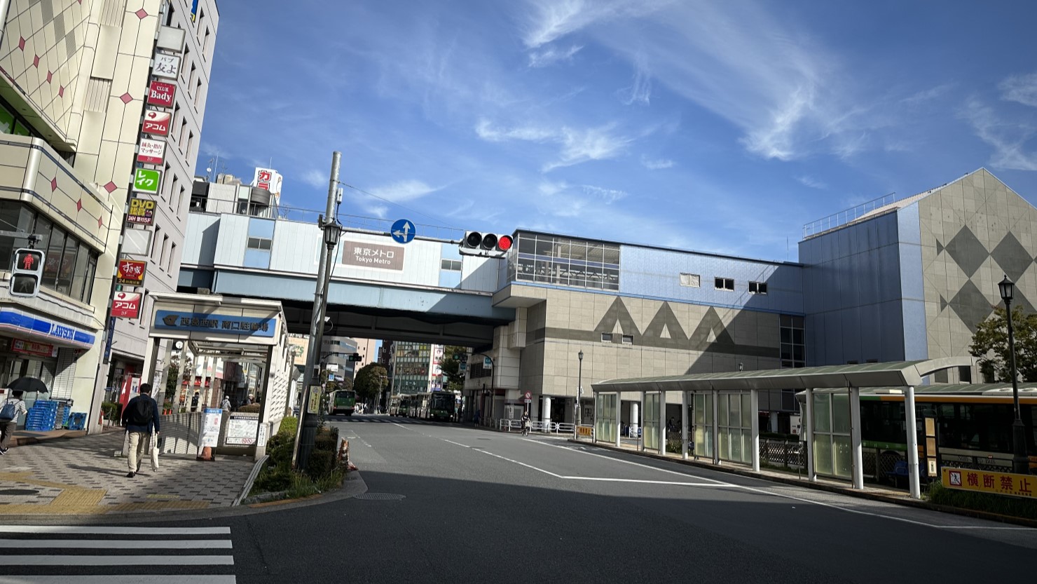 東京メトロ東西線 西葛西駅 （正面にはバスターミナルがある）