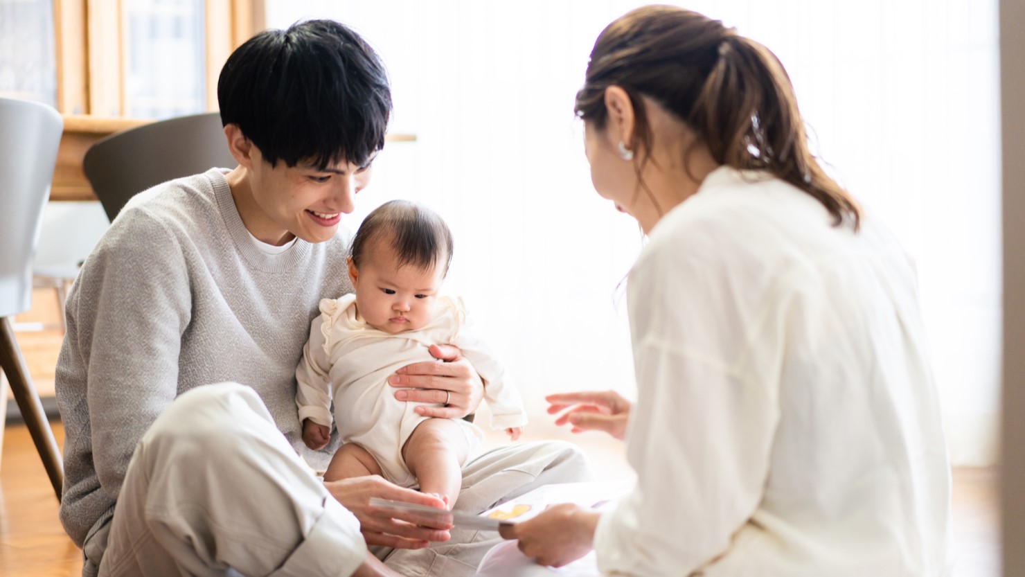 絵本の読み聞かせをする様子