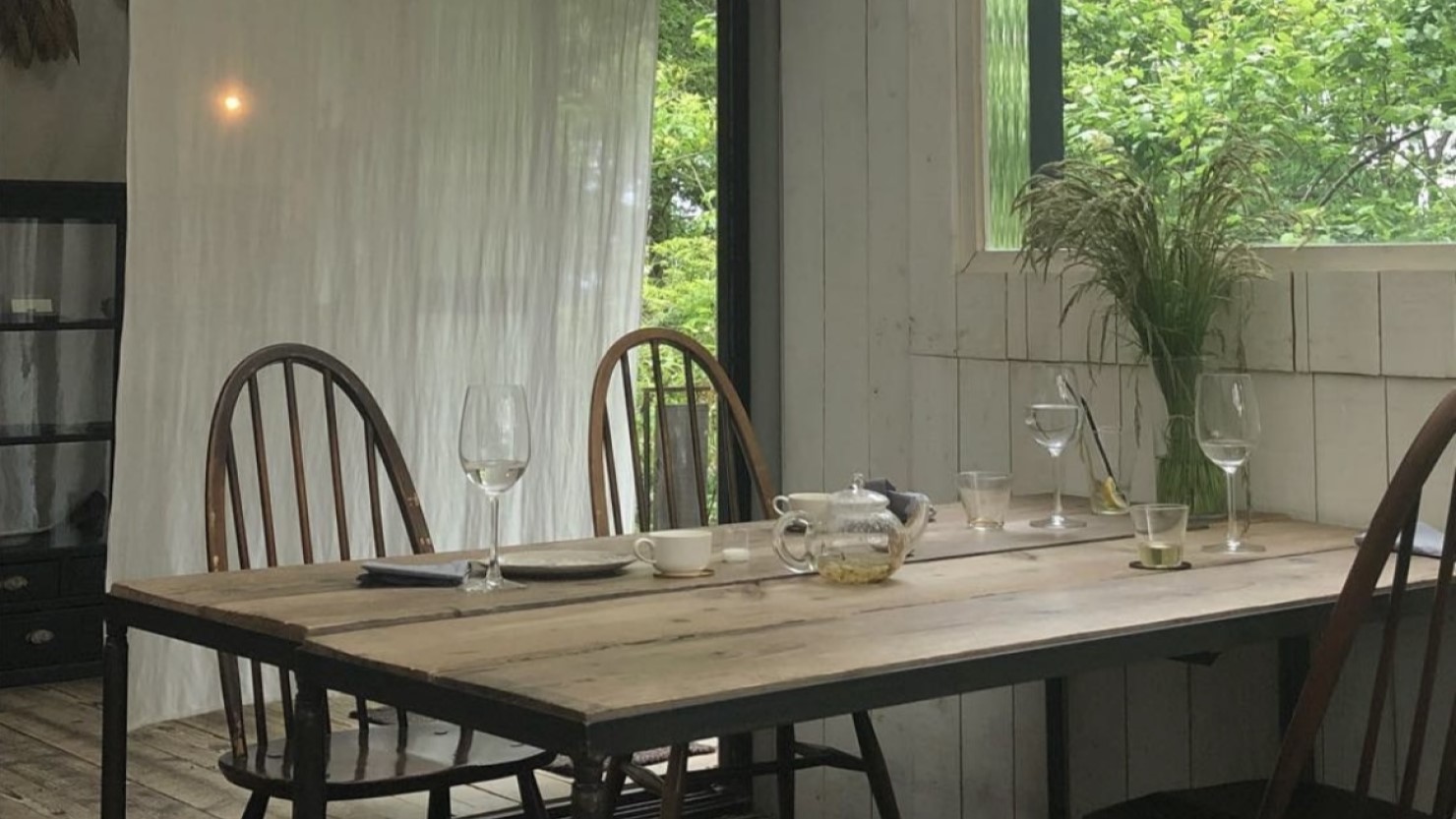 日本の古語で“素晴らしい場所”という意味をもつ「まほろば」。開け放たれた扉からは気持ち良い風が通ります。