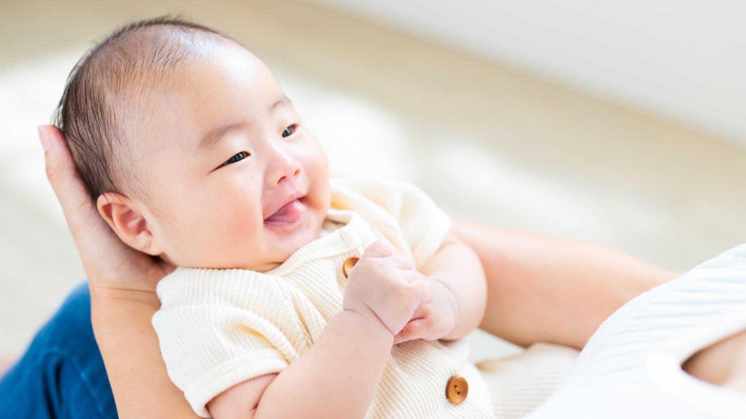 抱っこであやされている赤ちゃん