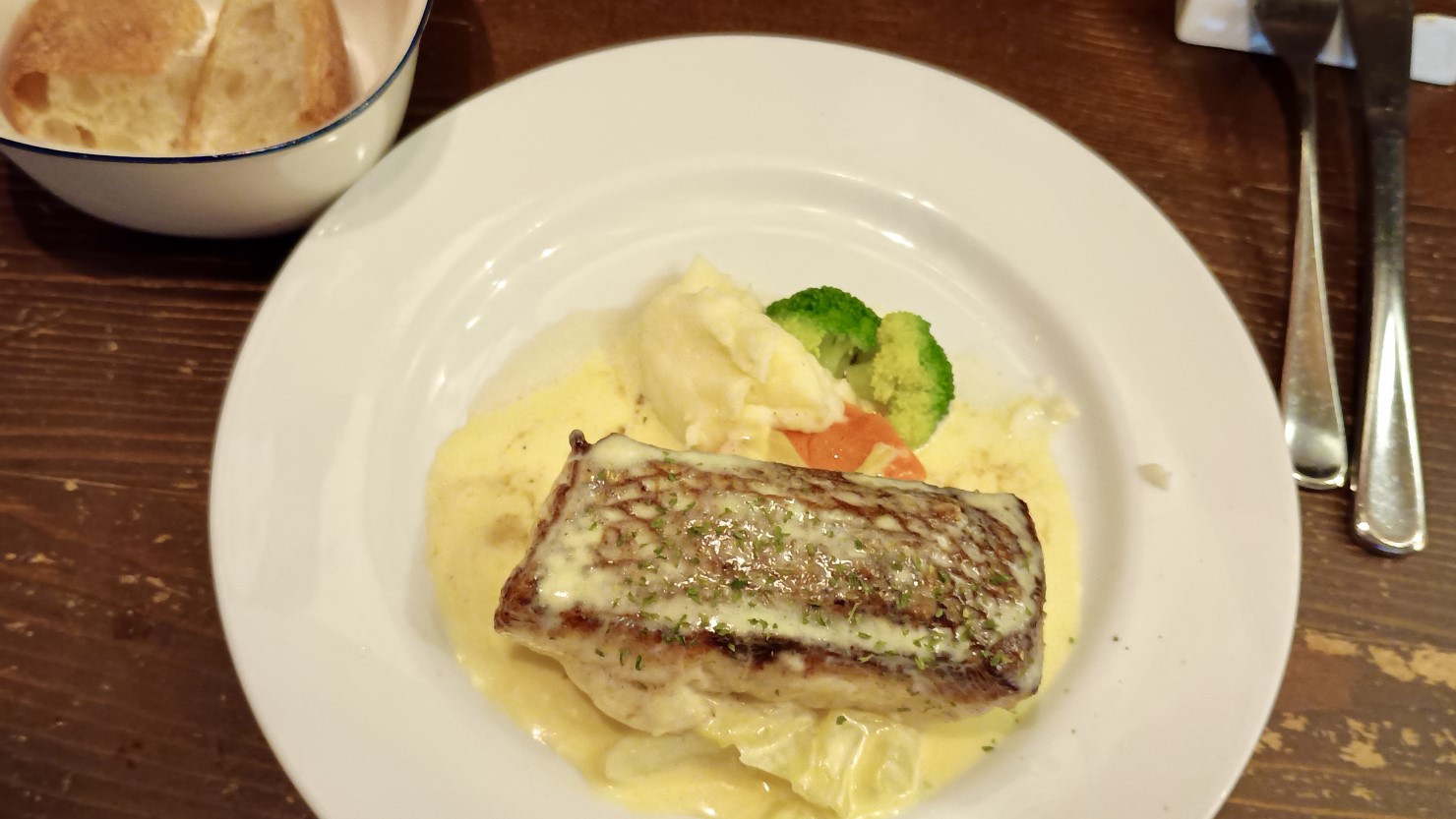 メイン料理の真鯛のソテー