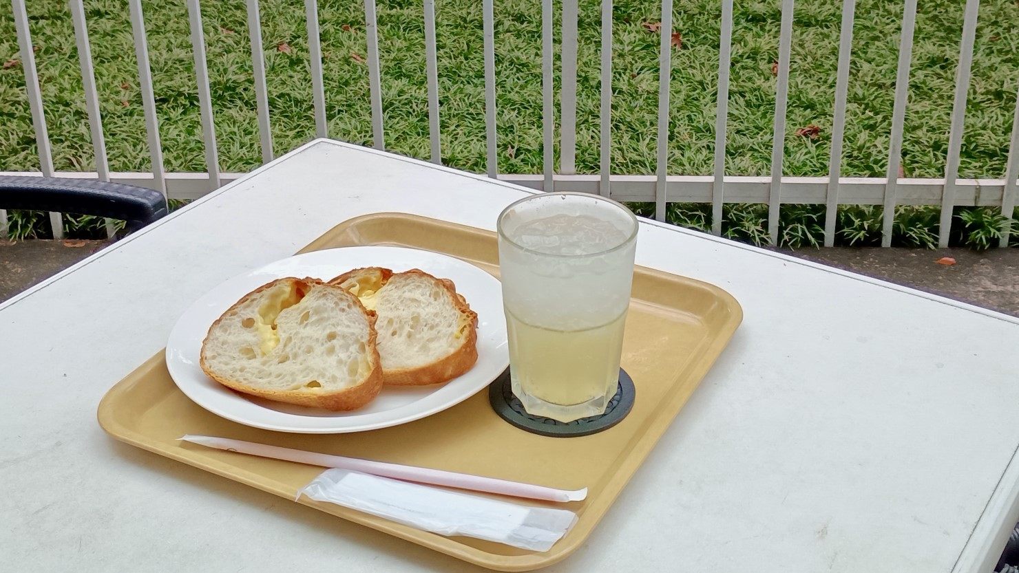 テラス席でいただくチーズフランス