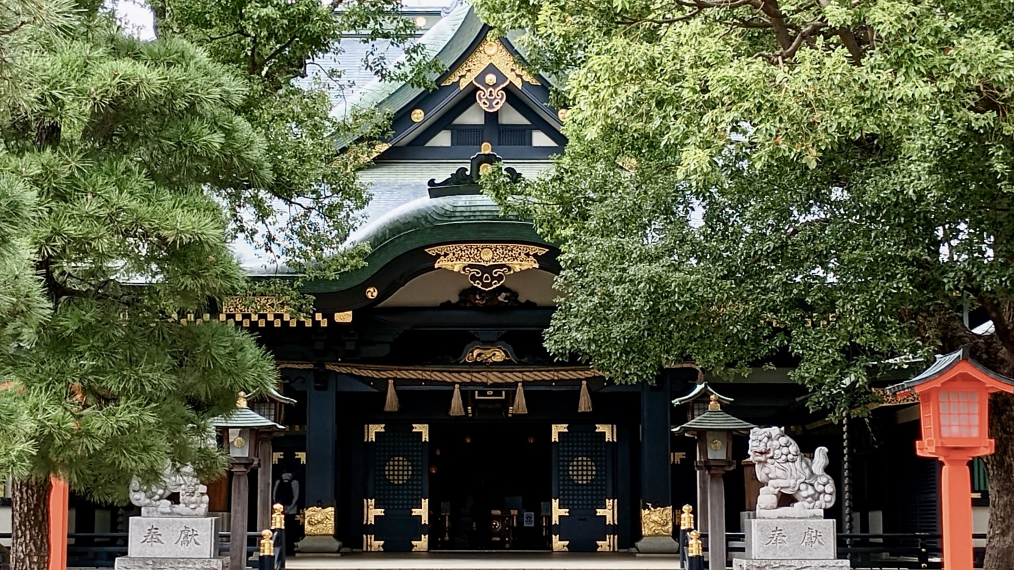 穴八幡宮の境内
