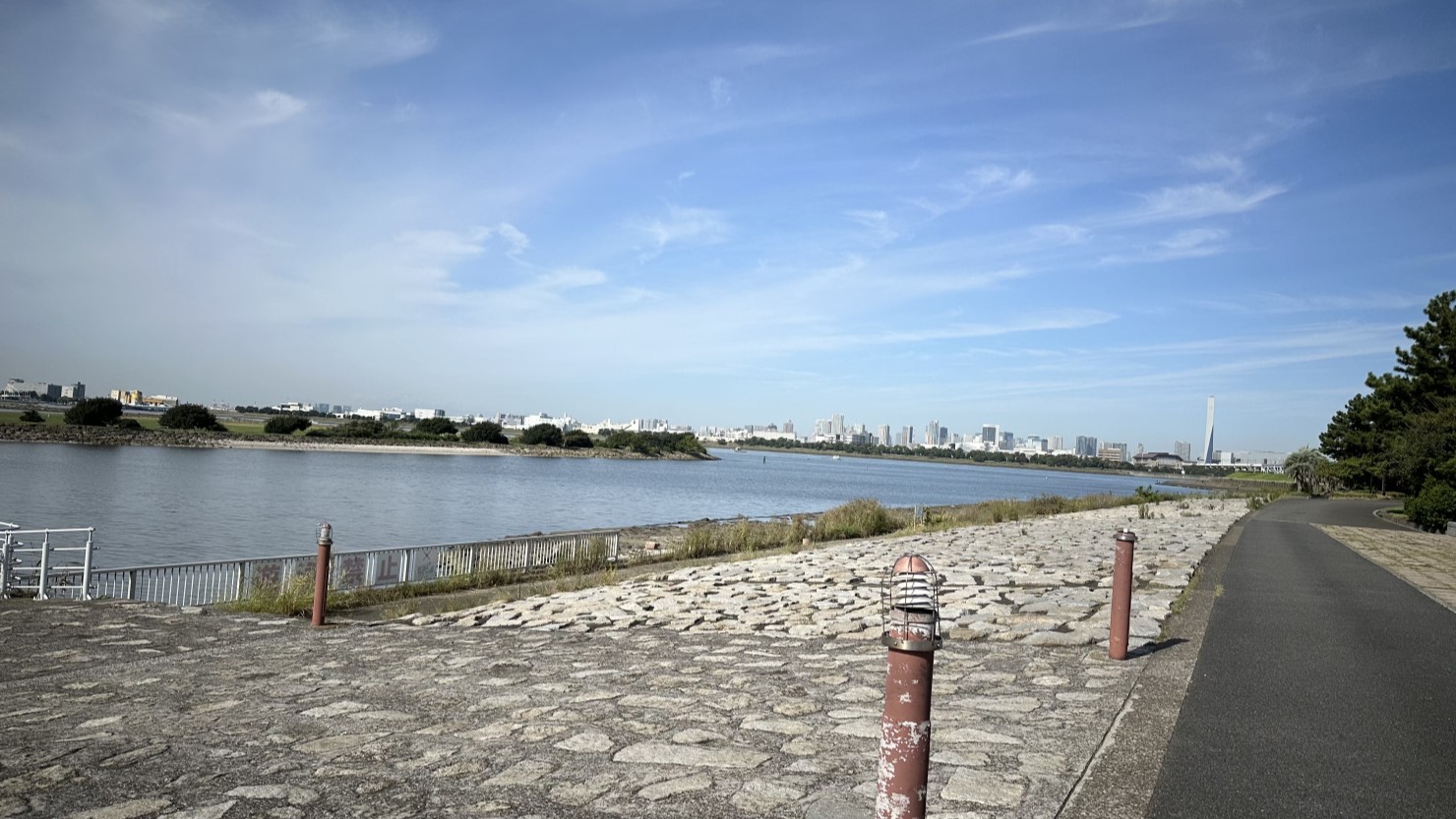 江戸川区に流れる荒川沿い　毎日多くのランナーが走っている