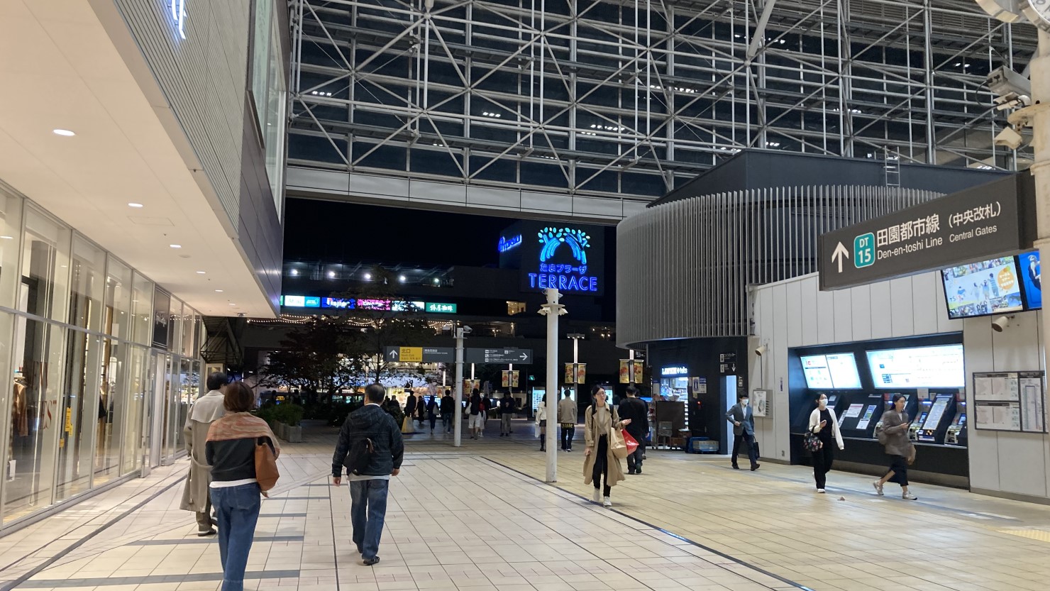 休日夜7時頃の北口の様子