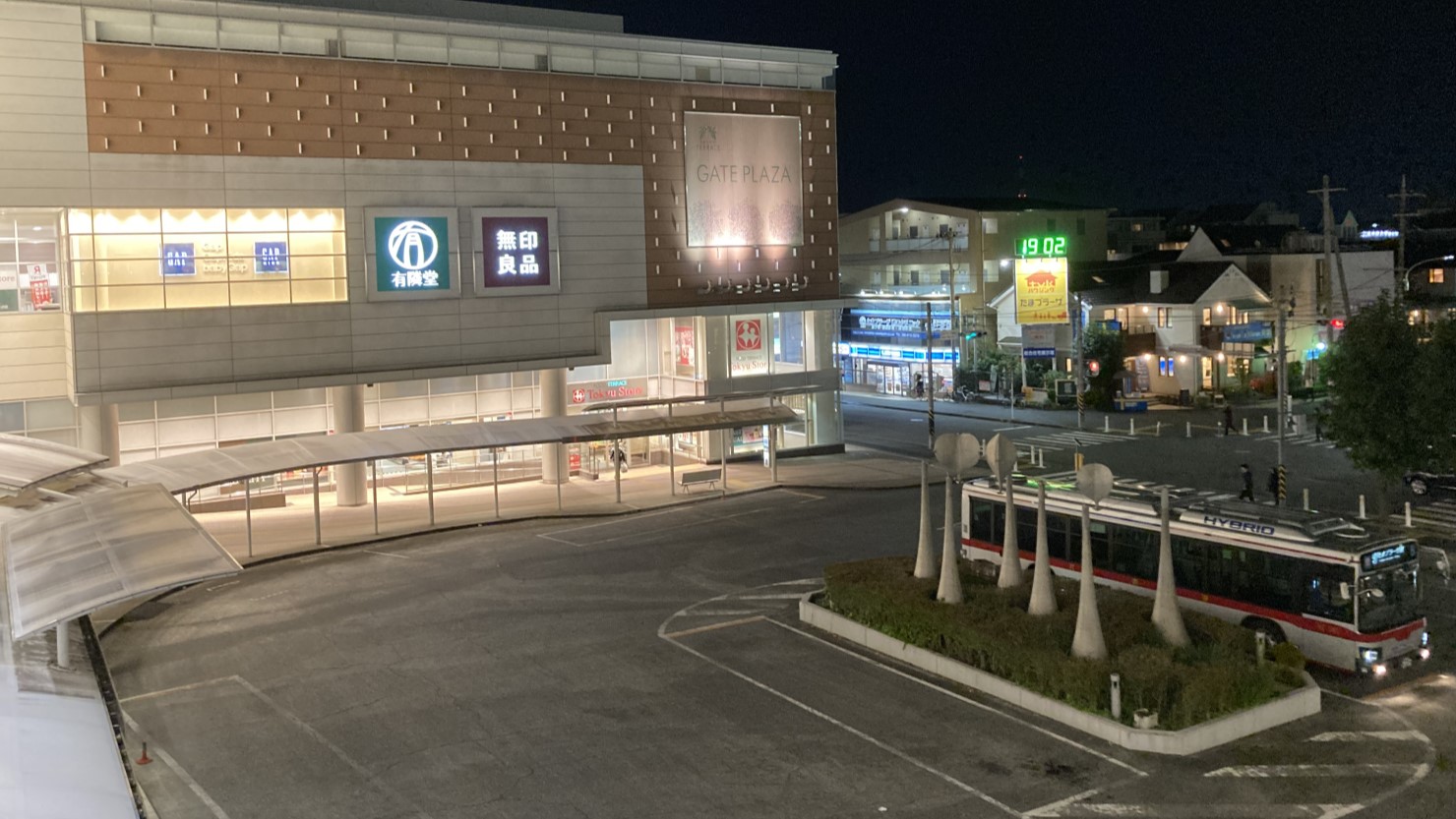 休日夜7時頃の南口の様子