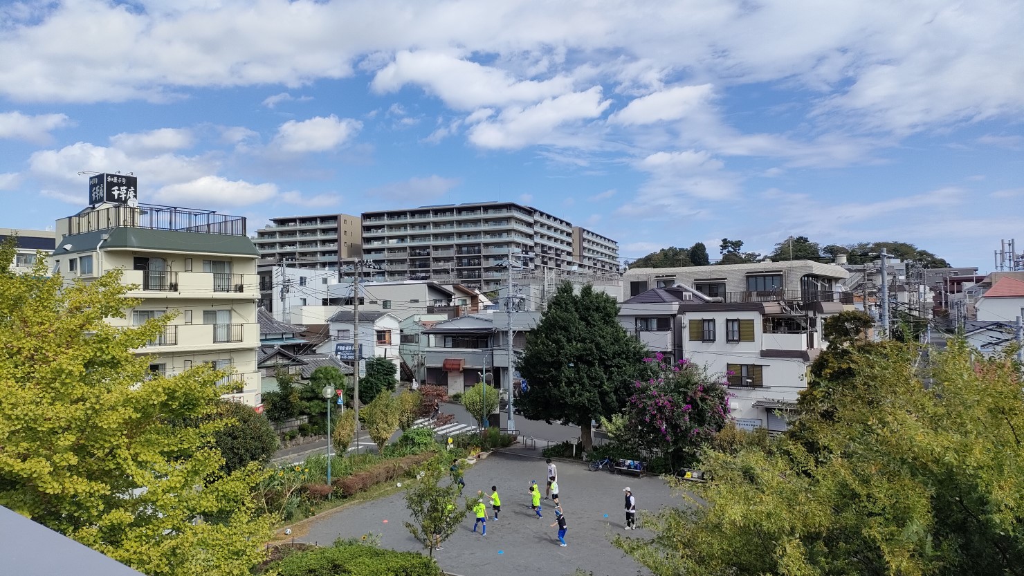 新子安駅北側の街並み。町内会が公園清掃やパトロールを行う