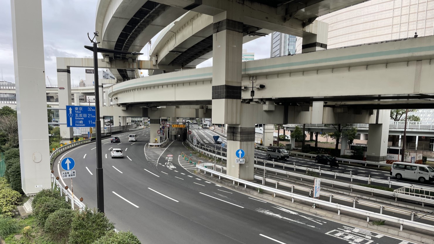 横浜駅東口の近くを通る幹線道路