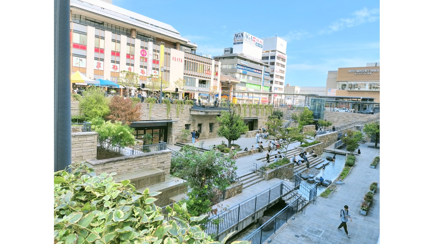 多くの人の憩いの場となっている駅前の地下庭園