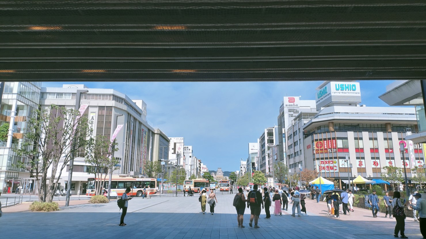 平日の日中でも多くの人が行きかう駅前